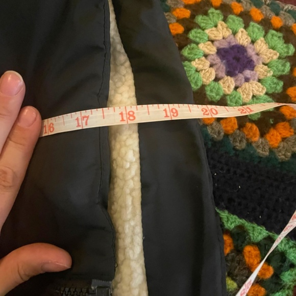 NWT Black Boxy Crop Puffer vest - Picture 12 of 12